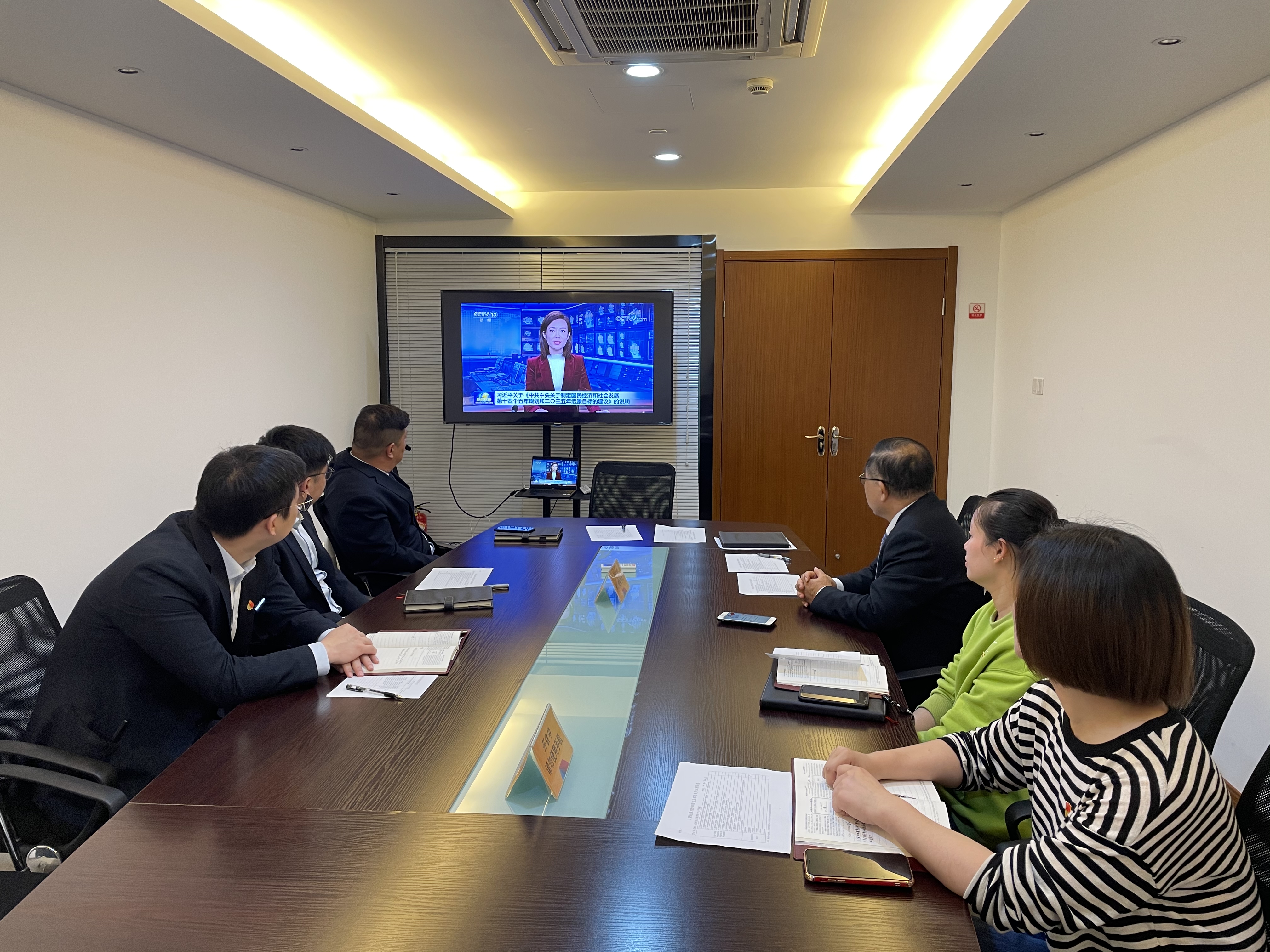 水晶城开展党员组织生活会